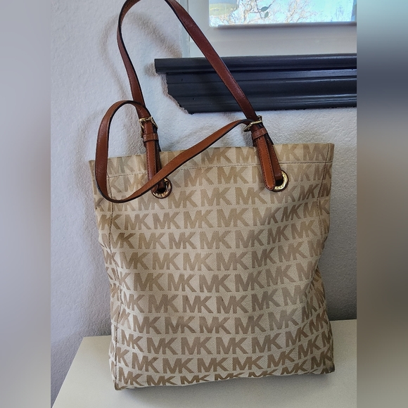 MK Signature Tote - Picture 9 of 13